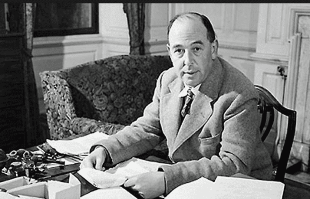 Ao longo de sua vida, C. S. Lewis escreveu mais de 30  livros que muito vendidos e relevantes na literatura cristã e inglesa até hoje.