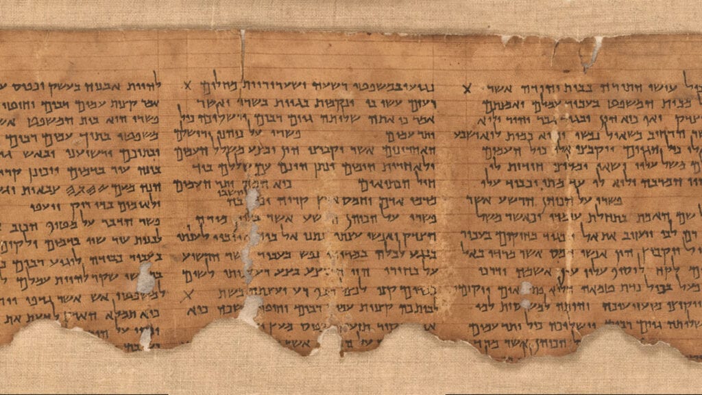 Os textos bíblicos circularam individualmente por séculos em rolos de papiro e pergaminho.
