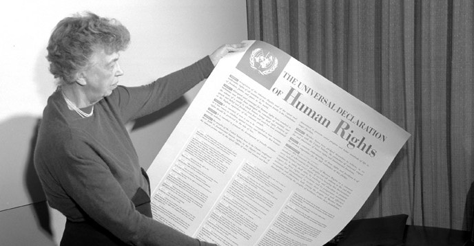 Eleanor, mulher do ex-presidente estadunidense Franklin Roosevelt, segurando a primeira edição impresa da DUDH em 1949.