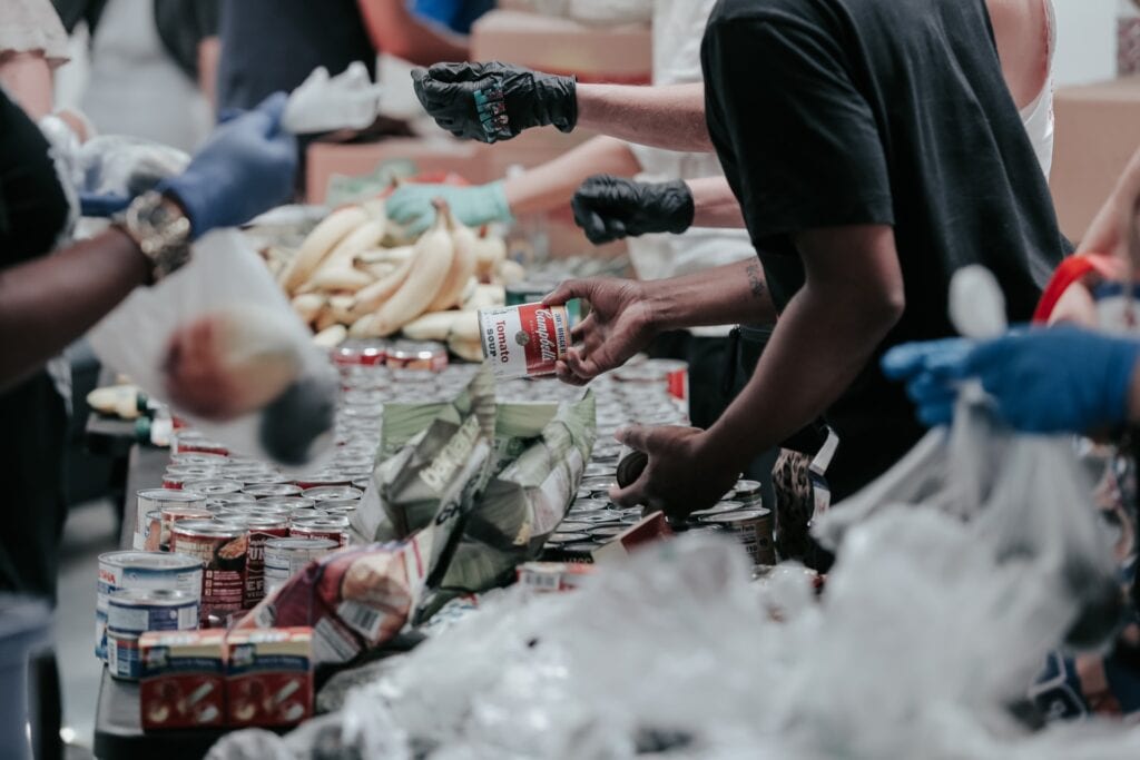 Ao longo do tempo, a Igreja se mostrou engajada nas questões sociais, como a caridade e o auxílio aos pobres e oprimidos.