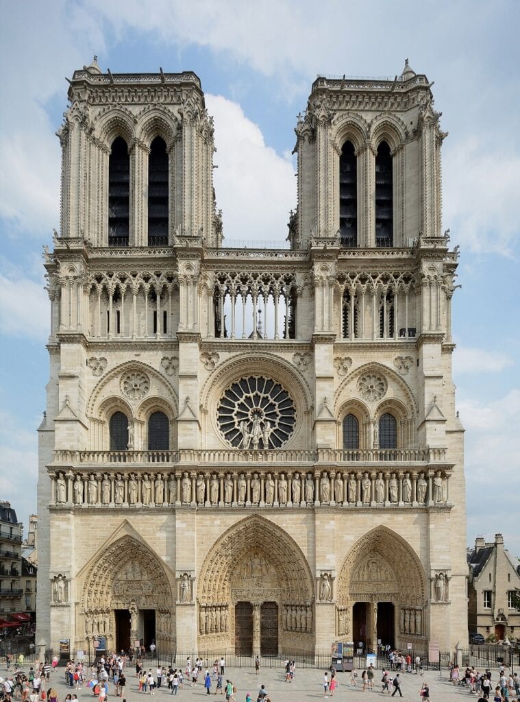 A Catedral de Notre-Dame em Paris é típica do período medieval, reflete a importância e grandeza das igrejas. 