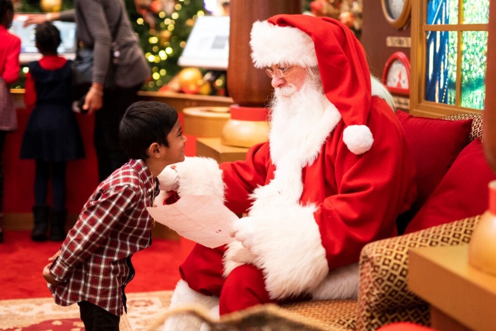 O papai Noel que conhecemos hoje surgiu no século XIX de uma lenda associada à imagem de São Nicolau, responsável por doações e caridades aos pobres..