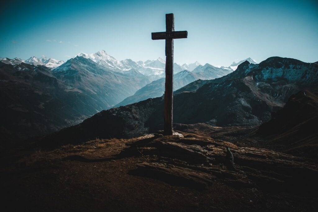 A Bíblia afirma que somos filhos e herdeiros de Deus por meio do sacrifício de Cristo.