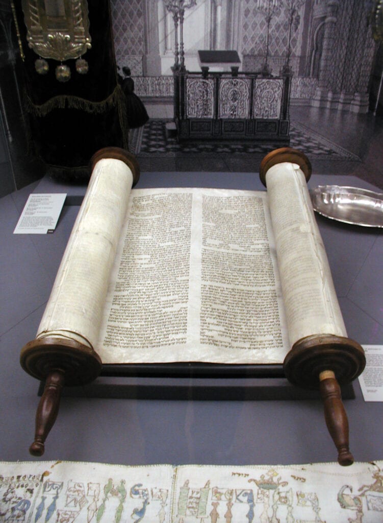 Sefer Torá na Sinagoga de Glockengasse, Colônia. Os rolos dessa versão são copiados à mão pelos judeus.