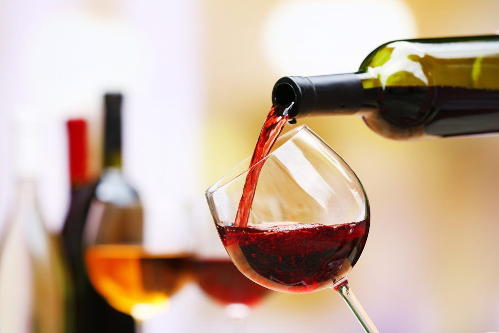 O vinho tinto contém muitas propriedades naturais.