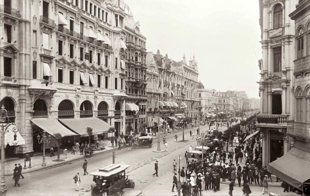 Marc Ferrez/ Coleção Gilberto Ferrez/ Acervo Instituto Moreira Salles. Avenida Central na altura da Rua do Ouvidor, com rua Miguel Couto, Rio de Janeiro, c. 1906. Negativo de Vidro