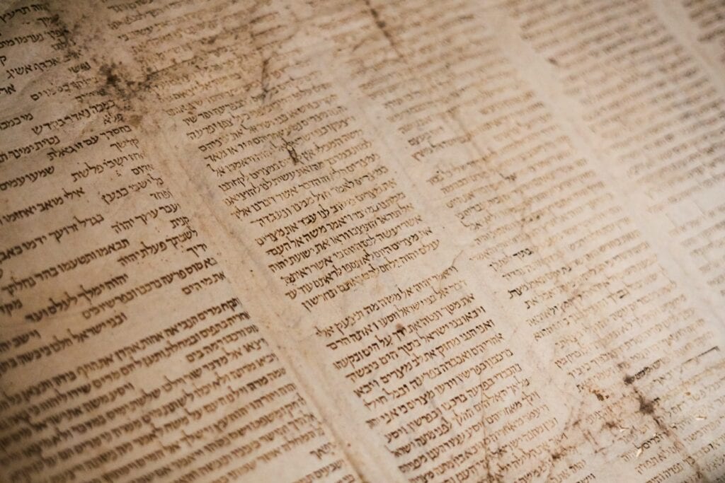 O conhecimento do grego e do hebraico é uma ferramenta valiosa para quem ama a Bíblia e deseja se envolver com o texto mais de perto.