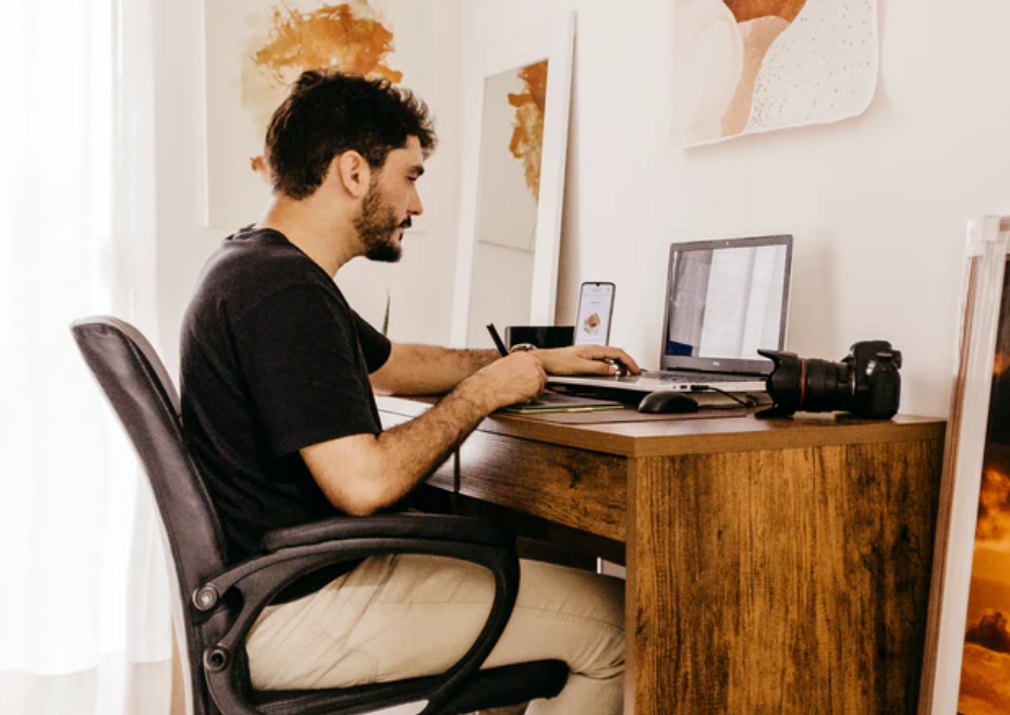 Gerencie seus horários, seu local de atuação e sua dinâmica pessoal para a procura por emprego do mesmo jeito que você faria em um contexto de trabalho convencional, em tempo integral. 