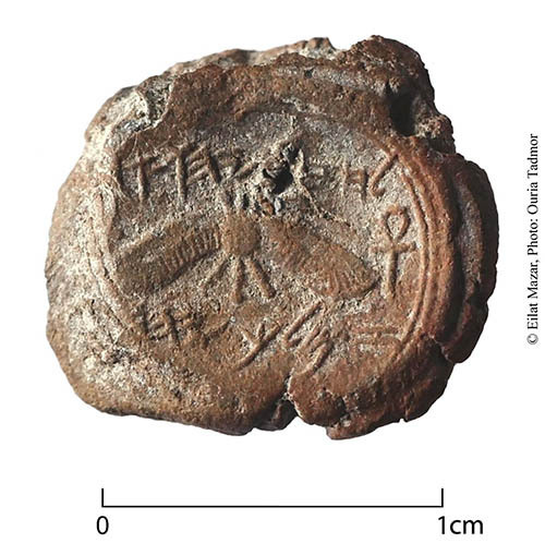 O selo real de Ezequias, rei de Judá, foi descoberto nas escavações em Ofel sob a direção da arqueóloga Eilat Mazar. Foto: Eilat Mazar / Ouria Tadmor.