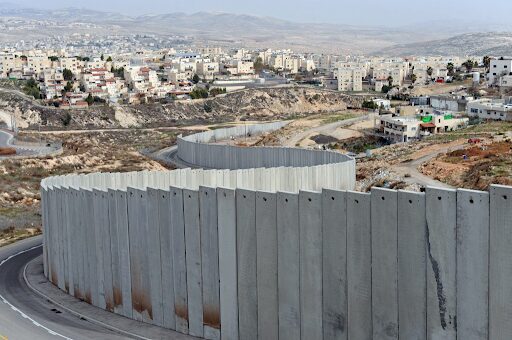 A construção do Muro da Cisjordânia foi iniciada em 2002 e tem uma extensão de mais de 700 quilômetros / Foto: Todo estudo