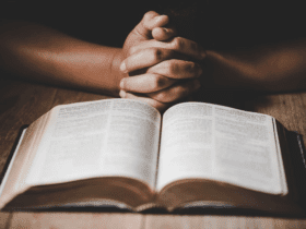A Bíblia é uma fonte inesgotável de fé e sabedoria | Foto: Freepik