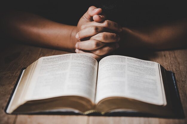 A Bíblia é uma fonte inesgotável de fé e sabedoria | Foto: Freepik