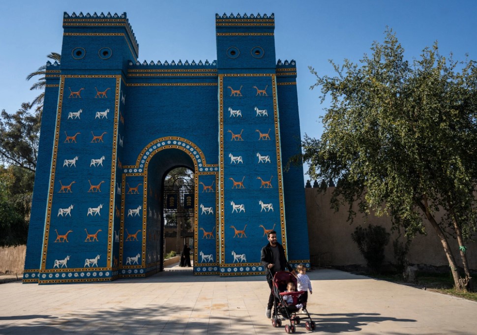 Uma réplica do Portão de Ishtar construída na década de 1950, quando o Iraque começou a desenvolver as ruínas da Babilônia como um local turístico. Crédito: Abdullah Dhiaa Al-deen / The New York Times