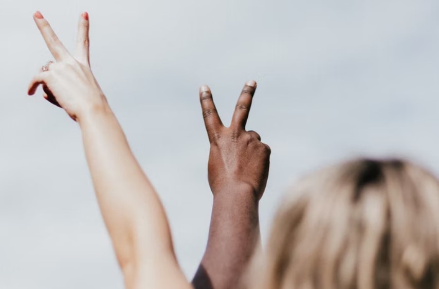 Amor que não é aparente tolerância, mas se manifesta através de bondade, e verdadeira compaixão para com aqueles que são diferentes de nós e acreditam em coisas diferentes das que nós cremos.