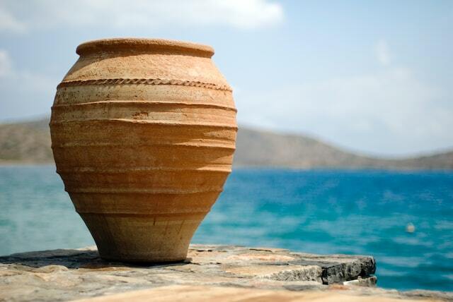 Vasos são usados como metáfora em toda Bíblia. Deus quer despedaçar o vaso antigo por completo e refazer nossas vidas por inteiro.