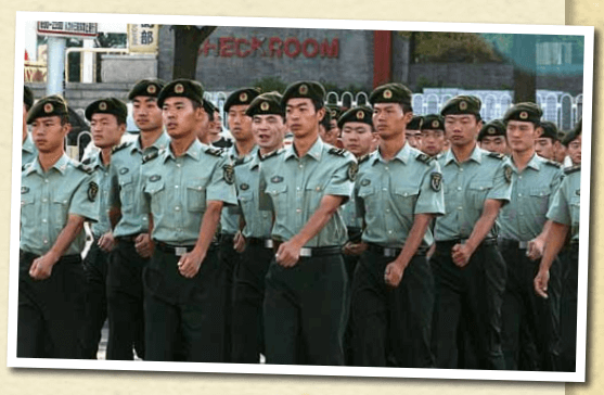 Jovens chineses em formação militar.