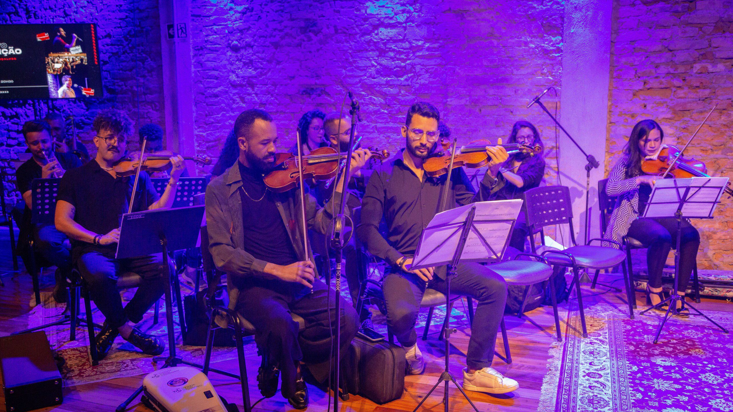 Orquestra Redenção se apresentando com Leonardo Gonçalves