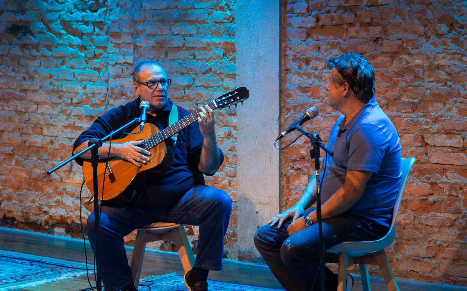 João Alexandre e Eli Moreira no palco do Projeto Redenção