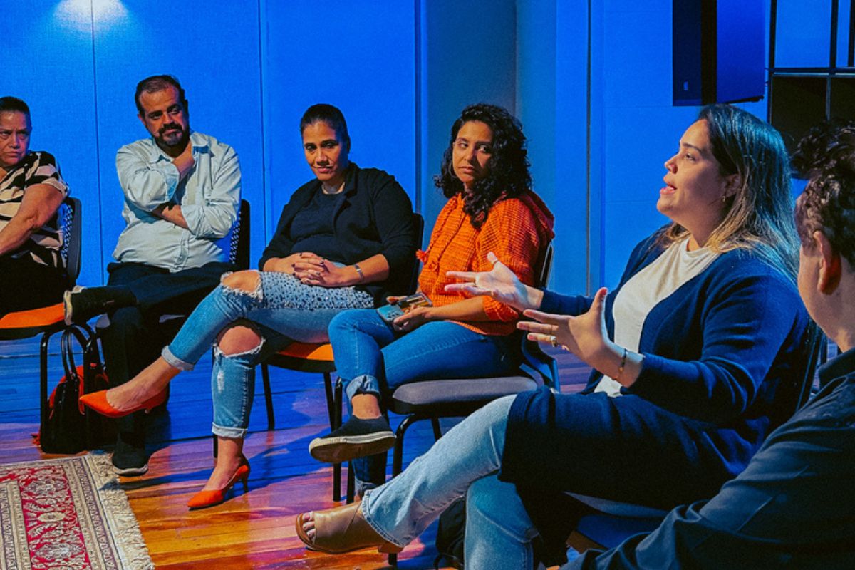 Pessoas reunidas em um ambiente de conversa e convivência