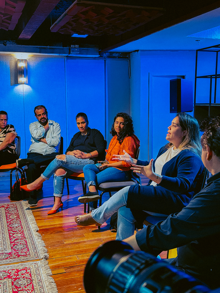Pessoas reunidas em um Pequeno Grupo do Redenção