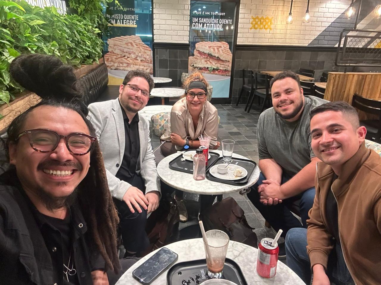 Participantes reunidos em um Pequeno Grupo do Redenção