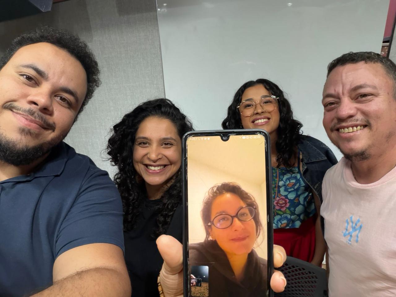 Pessoas reunidas presencialmente em um Pequeno Grupo