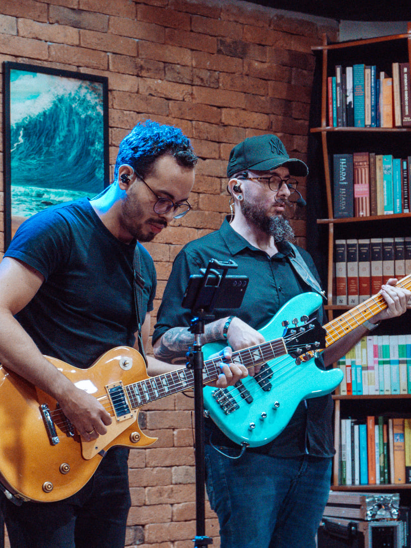 Músicos tocando durante o culto da Igreja Redenção
